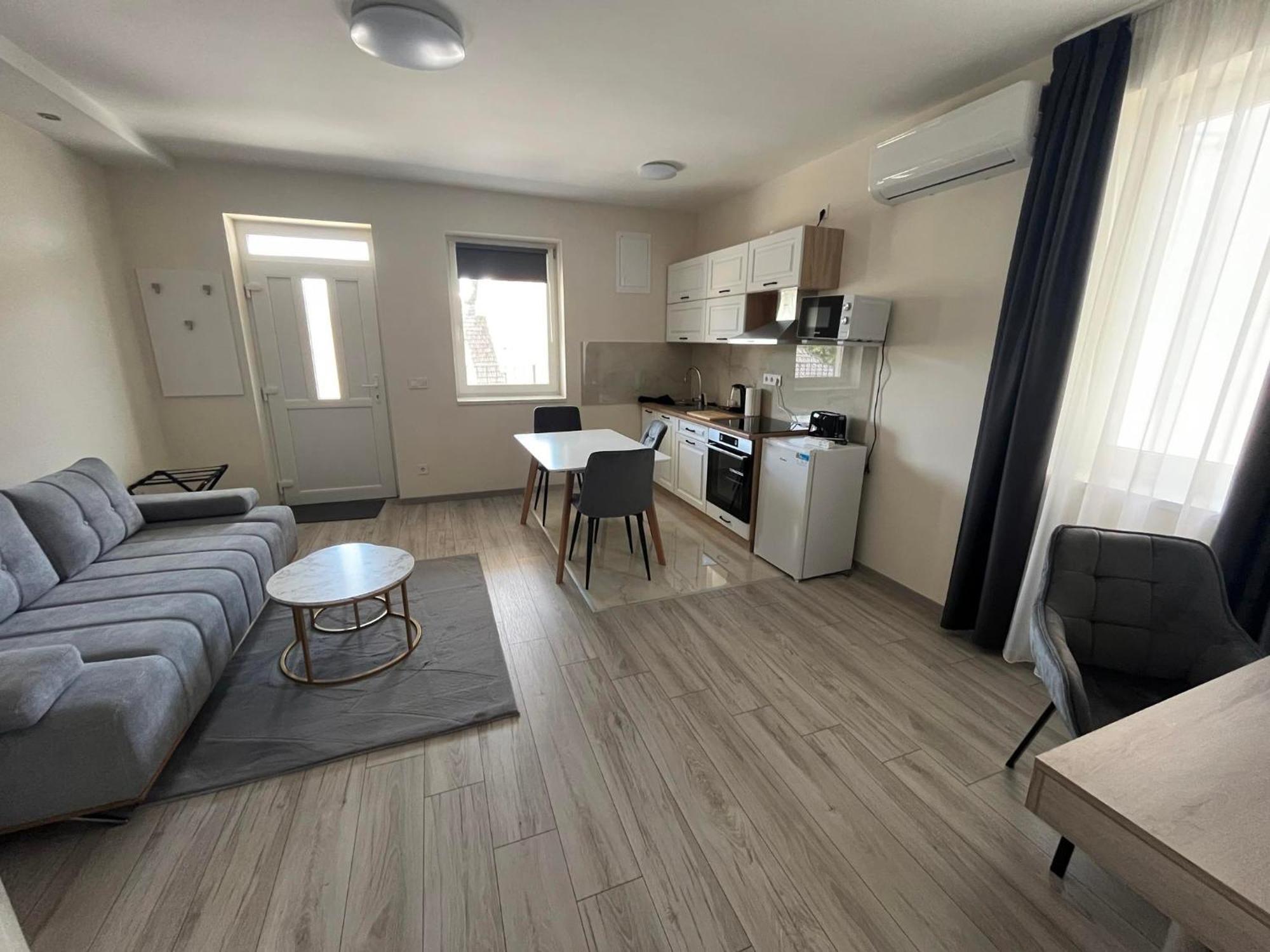 Brill Hotel Bekescsaba Bagian luar foto