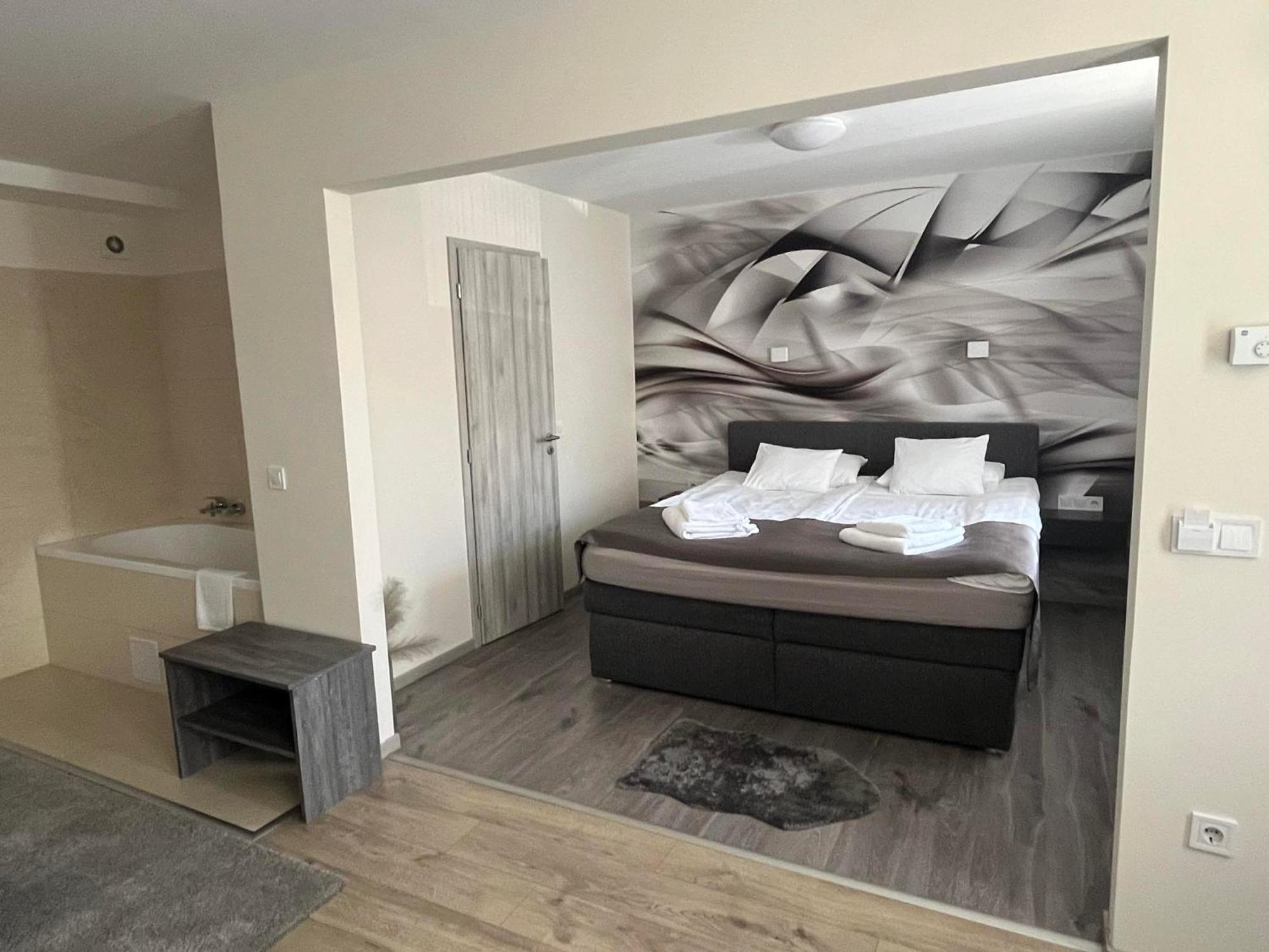 Brill Hotel Bekescsaba Bagian luar foto