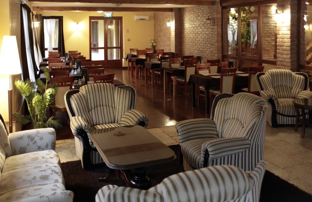 Brill Hotel Bekescsaba Bagian luar foto